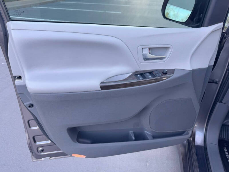 2020 Toyota Sienna XLE 8-Passenger