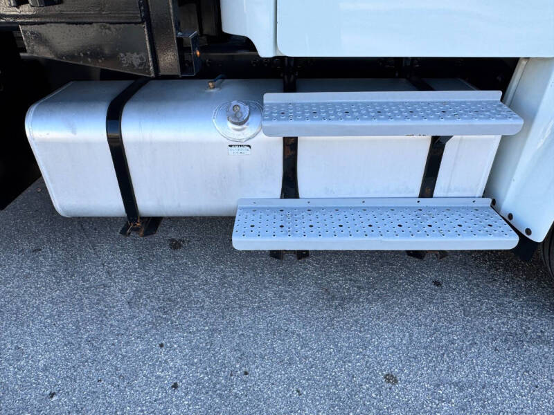 2017 Freightliner M2 106