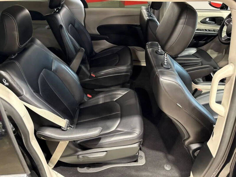2024 Chrysler Pacifica Plug-In Hybrid Select