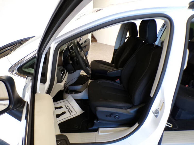 2022 Chrysler Voyager LX