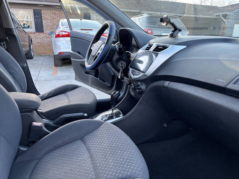 2012 Hyundai Accent SE