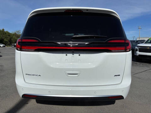 2027 Chrysler Pacifica Select