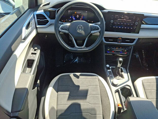 2025 Volkswagen Taos SE 4Motion