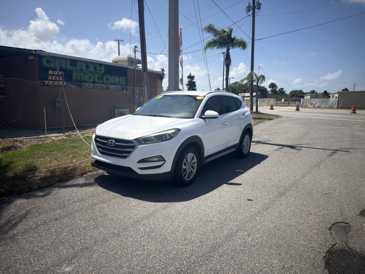 White 2018 Hyundai TUCSON SE SE 4dr SUV 1
