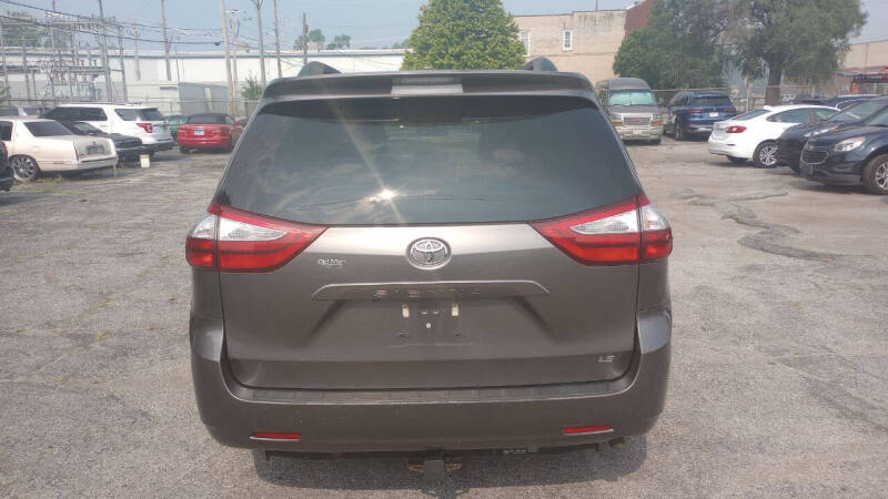 2017 Toyota Sienna LE 7-Passenger Auto Access Seat
