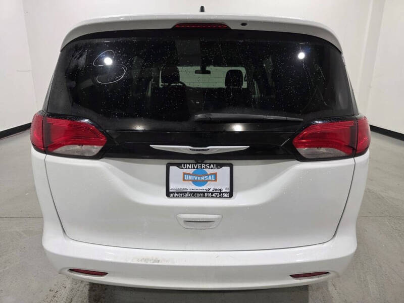 2022 Chrysler Voyager LX