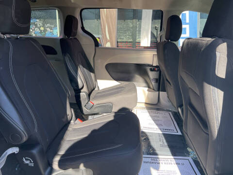 2023 Chrysler Voyager LX