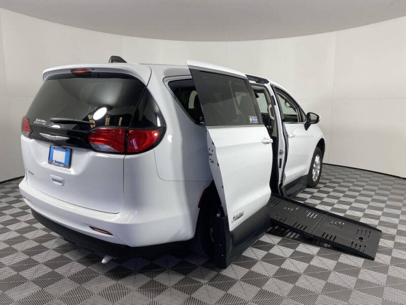 2023 Chrysler Voyager LX