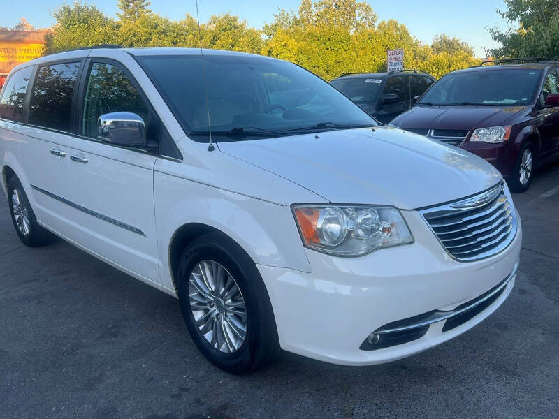 2013 Chrysler Town and Country Touring-L