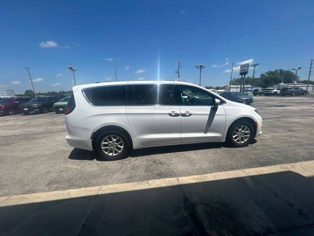 2023 Chrysler Voyager LX