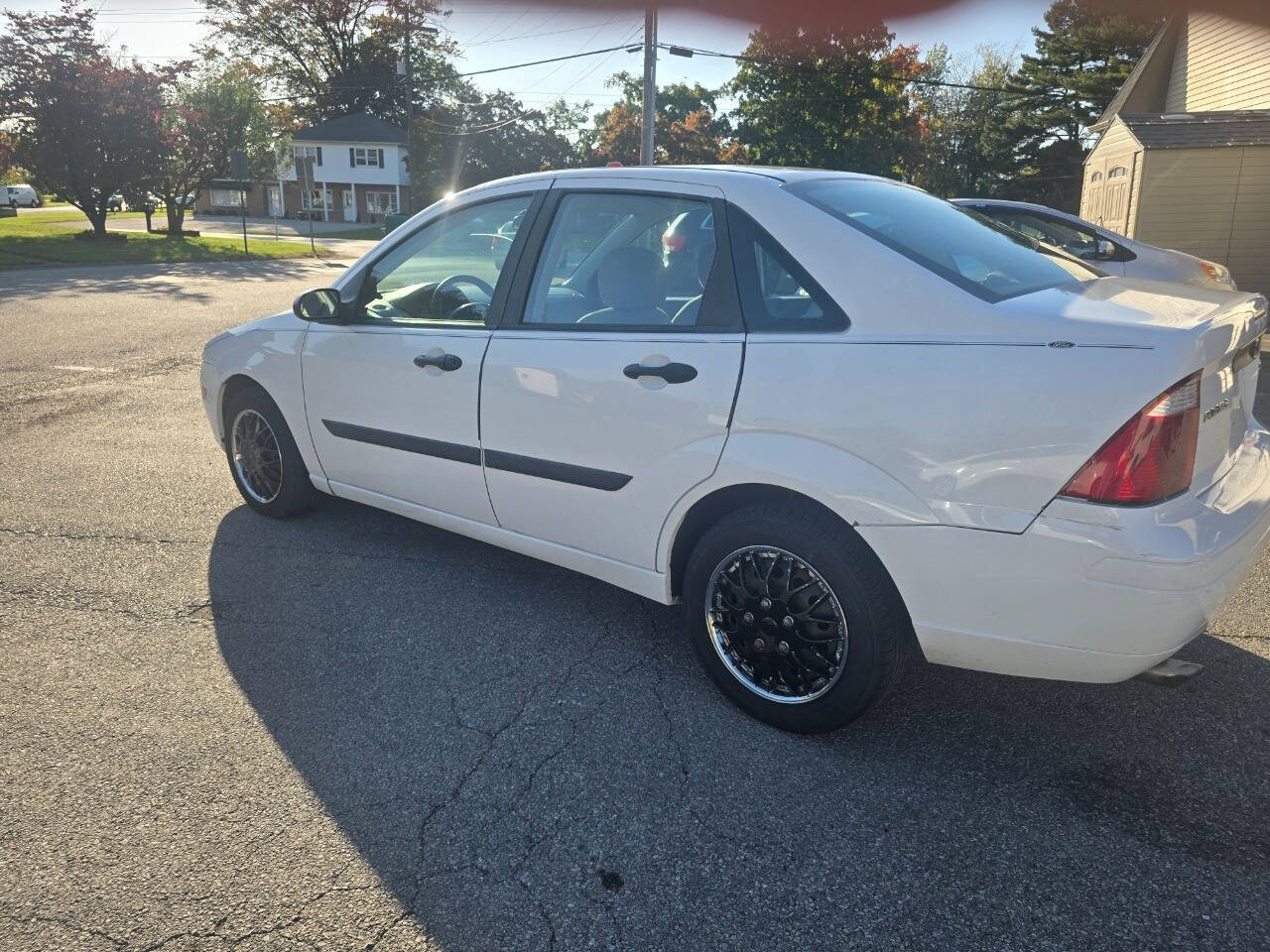 2005 Ford Focus for sale at QUEENSGATE AUTO SALES in York, PA