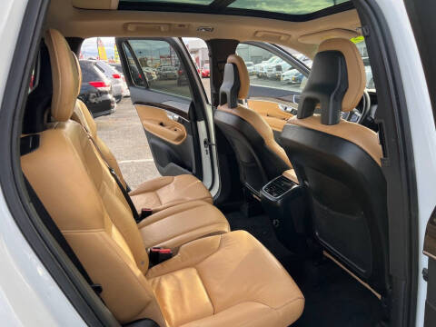 2016 Volvo XC90 T6 Momentum