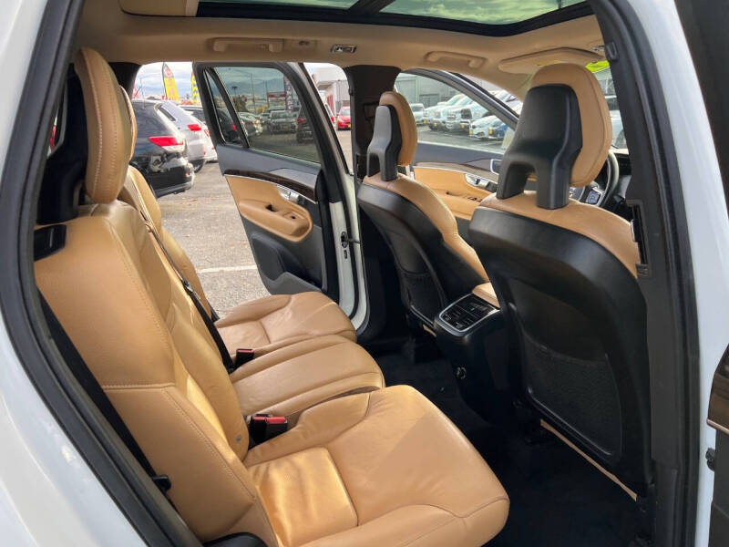 2016 Volvo XC90 T6 Momentum