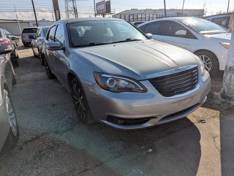 2013 Chrysler 200 Touring's photo