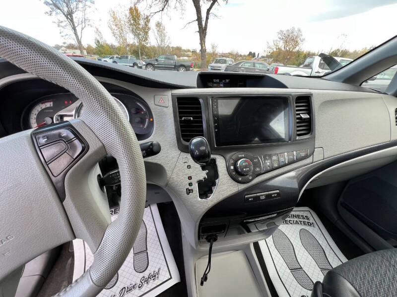 2014 Toyota Sienna SE 8-Passenger