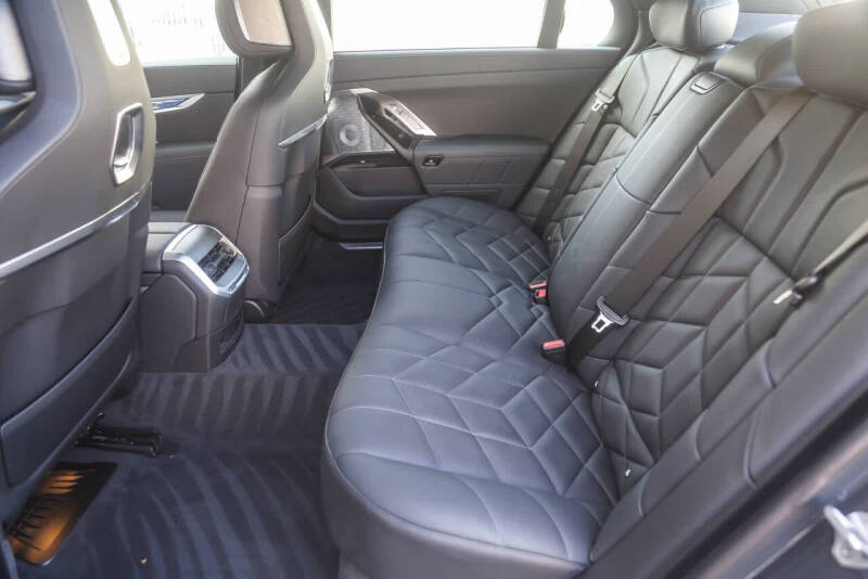 2025 BMW 7 Series 750e xDrive