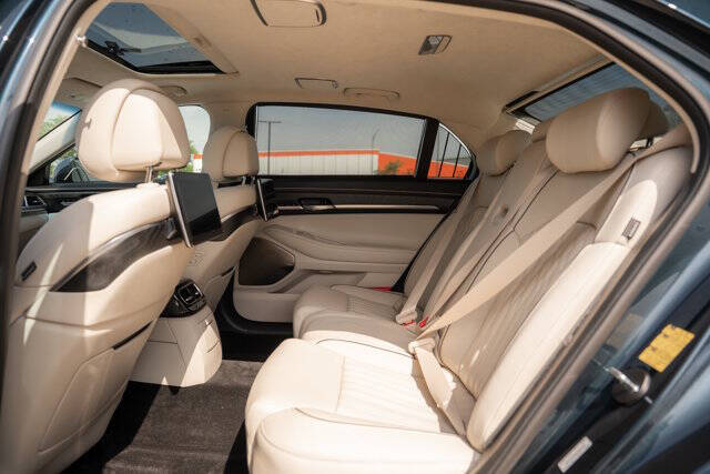 2022 Genesis G90