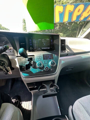2017 Toyota Sienna LE 8-Passenger