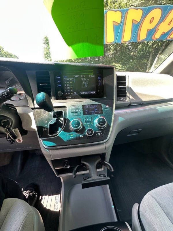 2017 Toyota Sienna LE 8-Passenger