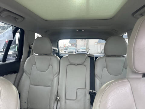 2016 Volvo XC90 T6 Momentum