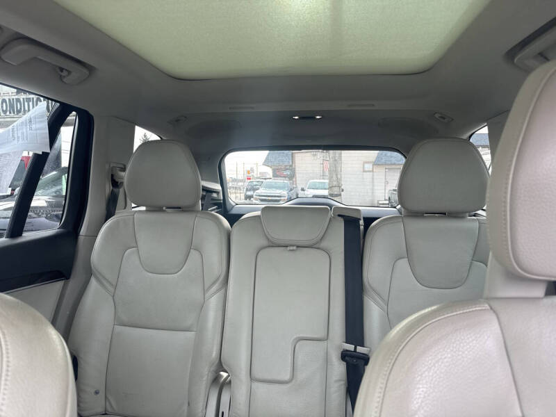 2016 Volvo XC90 T6 Momentum