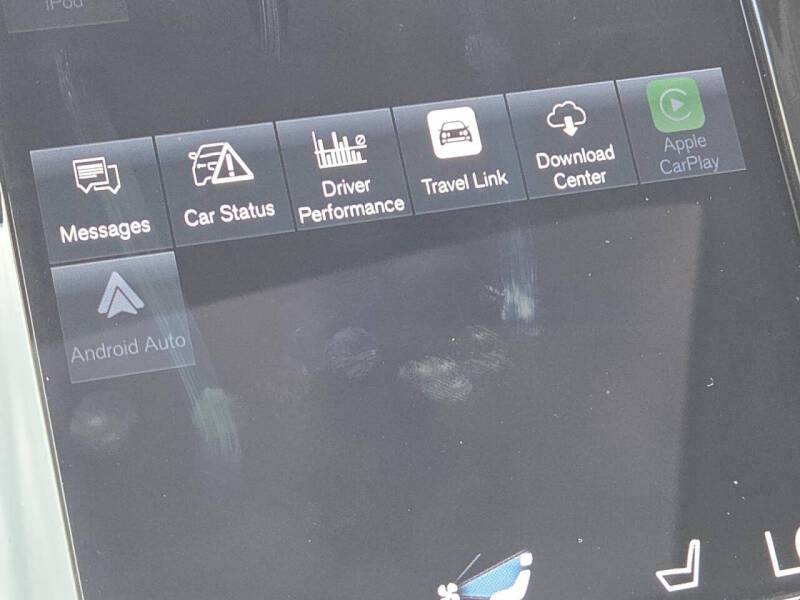 2022 Volvo XC90 T6 Momentum 6-Passenger