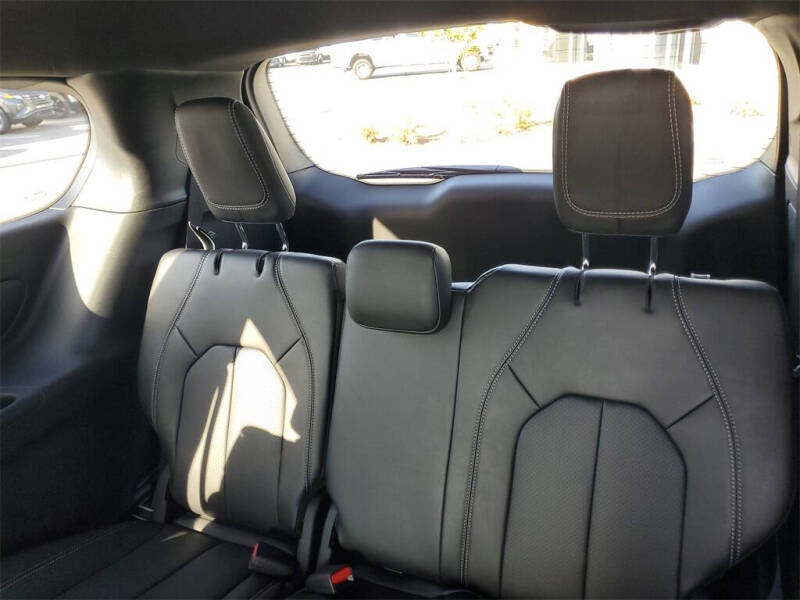 2025 Chrysler Voyager LX