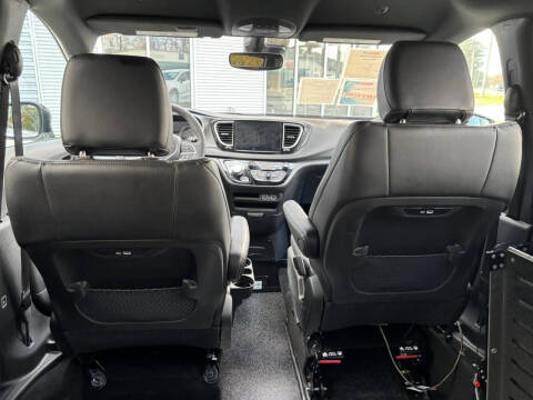 2025 Chrysler Pacifica Select