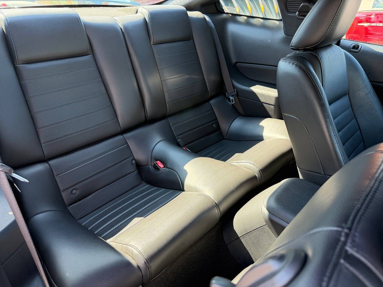 2005 Ford Mustang 16