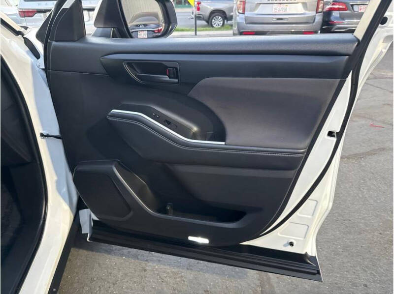 2022 Toyota Highlander LE