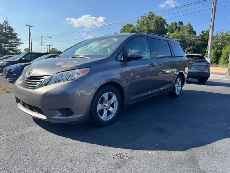 2017 Toyota Sienna LE 8-Passenger
