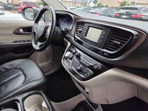 2017 Chrysler Pacifica Touring-L