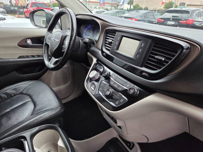 2017 Chrysler Pacifica Touring-L