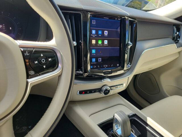 2024 Volvo XC60 B5 Core Dark Theme