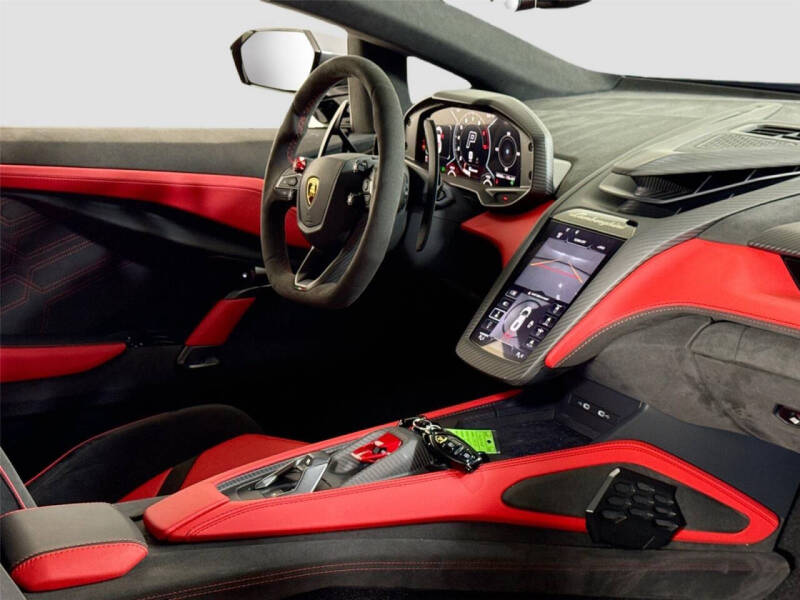 2025 Lamborghini Revuelto