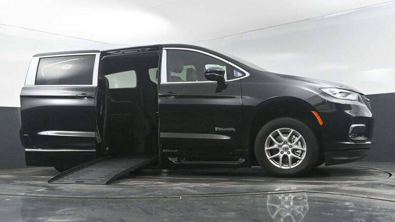 2025 Chrysler Pacifica Select's photo