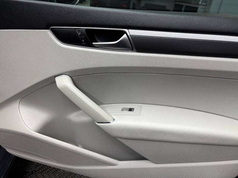 2017 Volkswagen Passat 1.8T R-Line