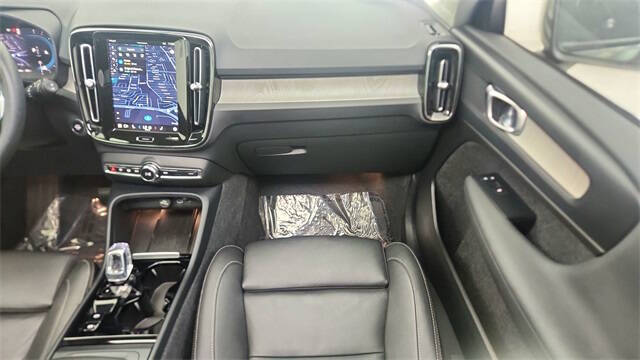 2024 Volvo XC40 B5 Plus Dark Theme