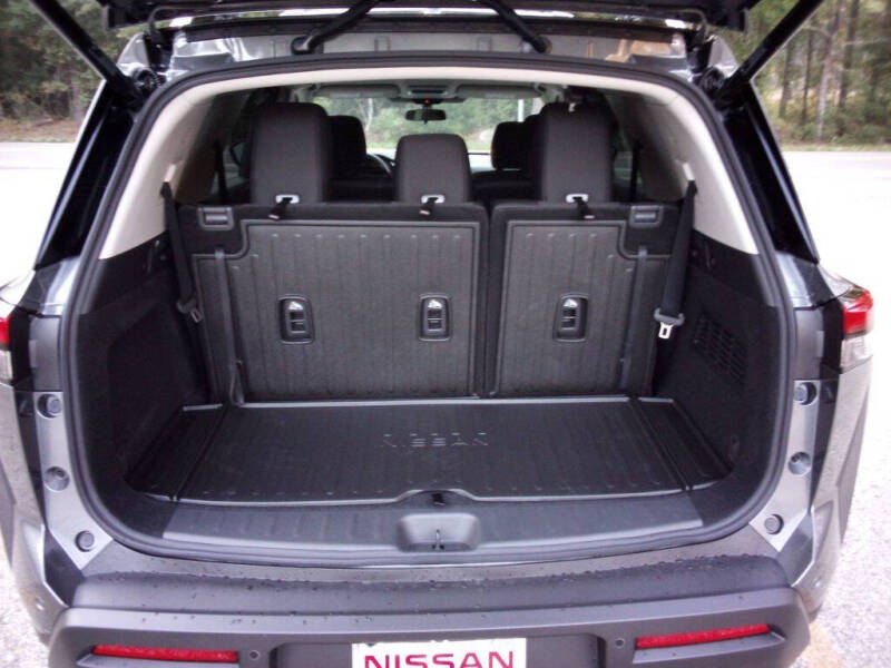 2025 Nissan Pathfinder SV