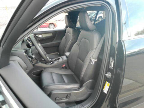 2025 Volvo XC40 B5 Core Bright Theme