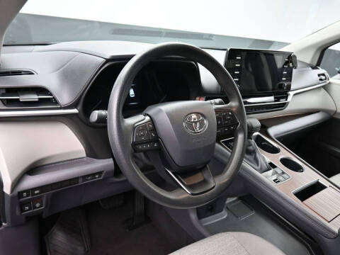 2022 Toyota Sienna LE 8-Passenger
