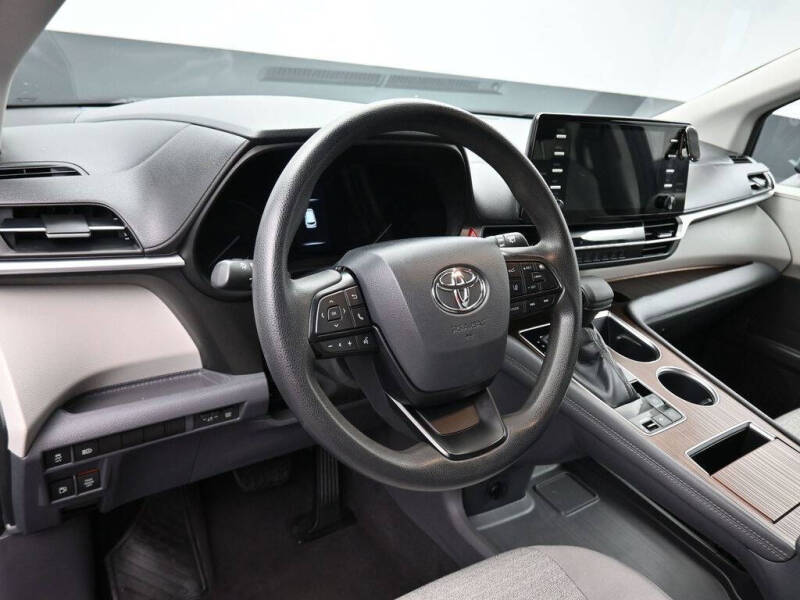 2022 Toyota Sienna LE 8-Passenger