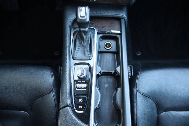 2016 Volvo XC90 T6 Momentum