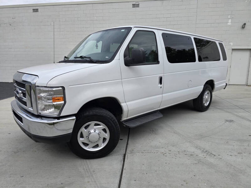 2013 Ford E-Series Econoline Wagon XLT photo 2