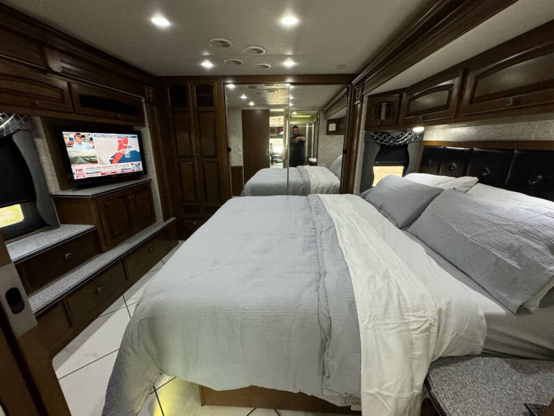 2012 Newmar Dutchstar 4354 ,  450hp, King Bed