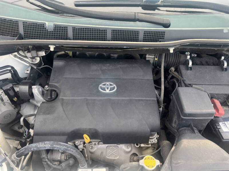 2012 Toyota Sienna LE 7-Passenger Auto Access Seat