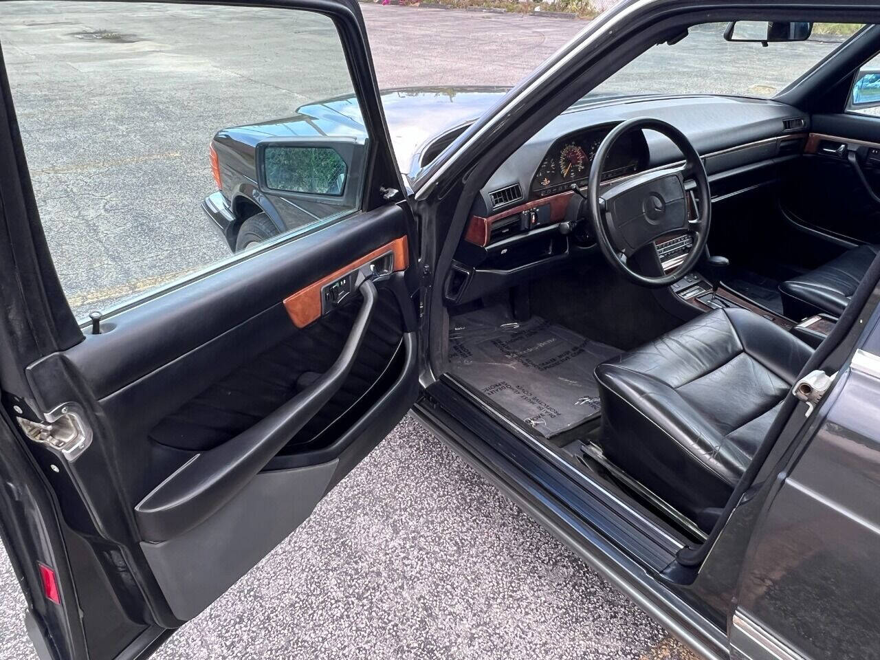 1991 Mercedes-Benz 560-Class  - $11,900