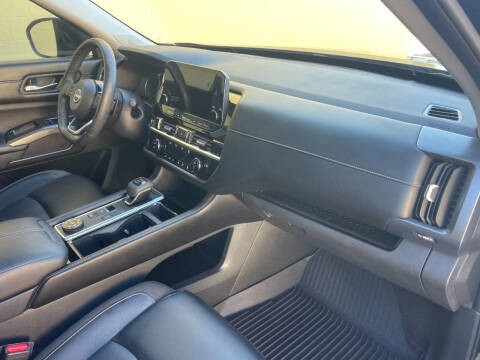 2022 Nissan Pathfinder SL