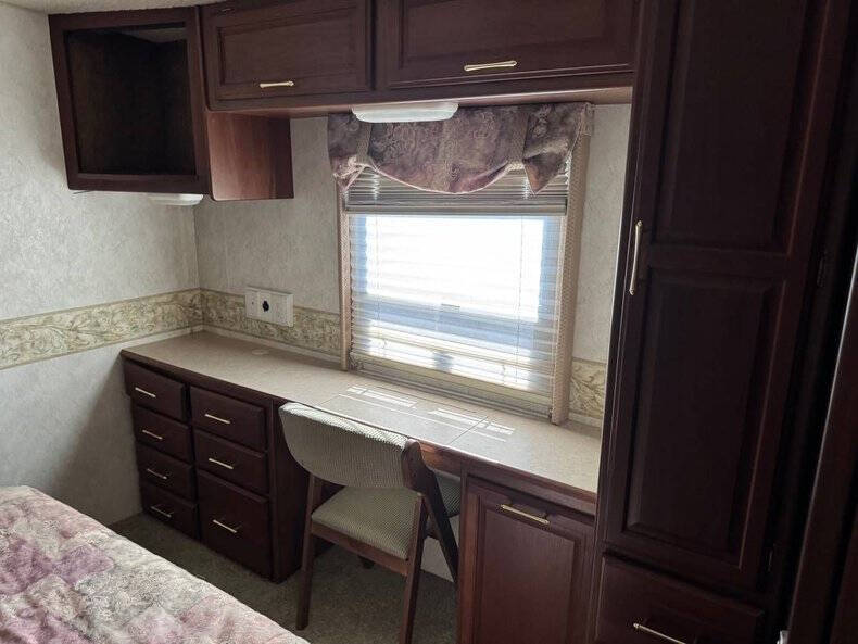 2004 Winnebago Adventurer