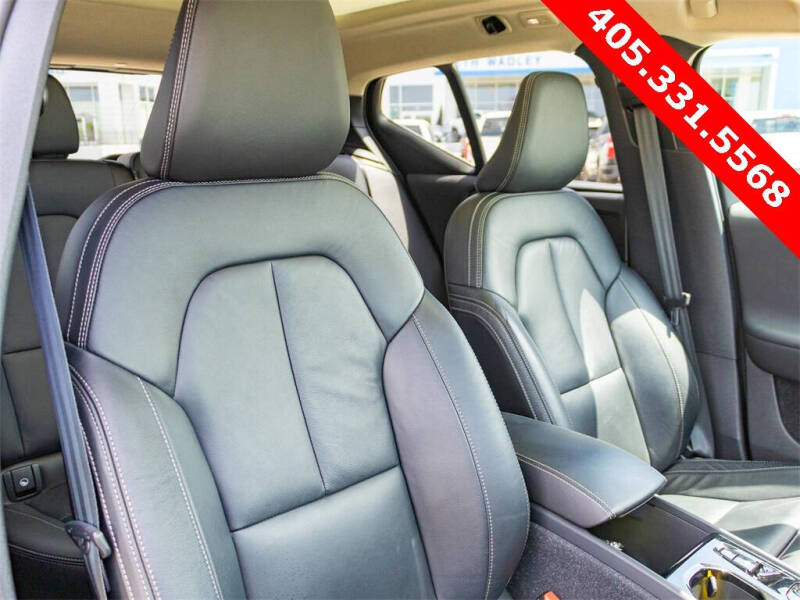 2023 Volvo XC40 B5 Plus Bright Theme